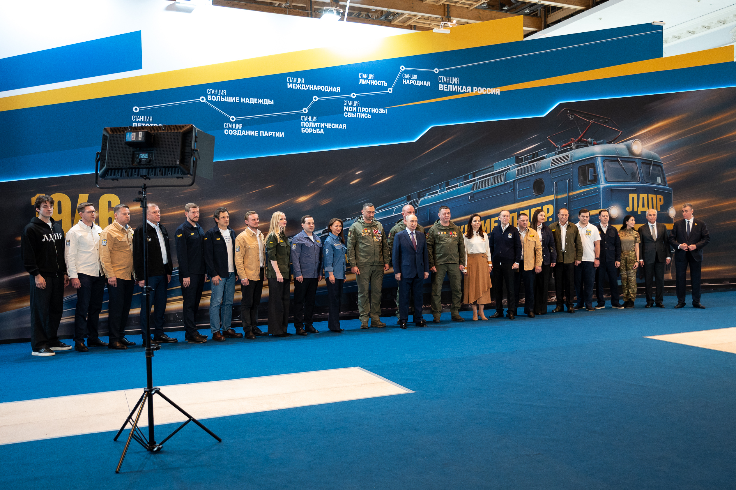 Владимир Путин посетил выставку «Жириновский. Продолжение. ЛДПР» в Манеже